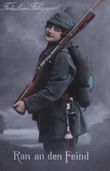 Deutsches Mädchen in Militäruniform