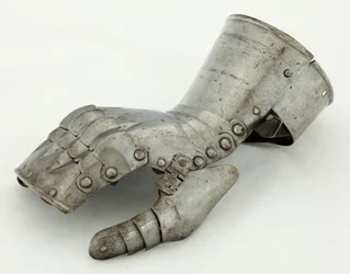 Linker Panzerhandschuh, ca. 1490-1510, restauriert im 19. Jahrhundert