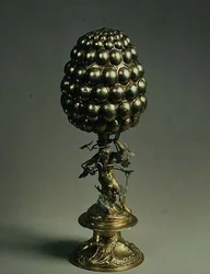 Tafelaufsatz in Form einer Ananas, getragen von einem bärtigen Mann, Augsburg