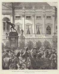 Der deutsche Kaiser und die Kaiserin erscheinen am Fenster des Schlosses Charlottenburg (Gravur)