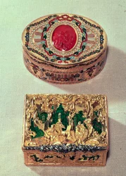 Oben: Goldene Schnupftabakdose, eingelegt mit verschiedenen Steinen und einem Karneol-Kamee in der Mitte mit Amoretten, möglicherweise von J. C. Neuber aus Dresden. Unten: Goldene Schnupftabakdose mit Figurengruppen inmitten von Rokoko-Rollen