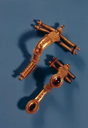 Zwei gebogene Broschen, aus Hassleben, Thüringen (Gold und Edelsteine)