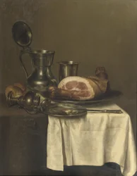 Stillleben mit Zinnkrug, Silberbecher, Schinken auf einem Silbertablett, Messer auf einem Zinnteller und einem Brötchen