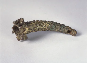 Seitlich geblasenes Horn mit Rochenhautüberzug und menschlichem Kieferknochenaufsatz