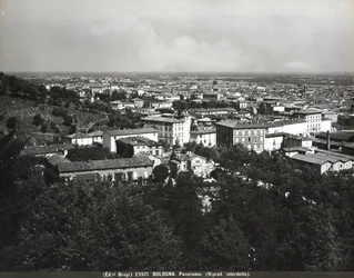 Panorama von Bologna mit einigen Fabriken und einem Hügel