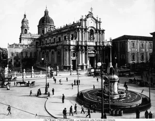 Piazza del Duomo in Catania, mit der Kathedrale, die der Heiligen Agatha gewidmet ist, und dem Elefantenbrunnen, ca. 1900