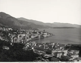 Blick auf Condamine und Montecarlo, zwei bevölkerte Städte mit Blick auf das Meer. Das Foto wurde von Monaco aus aufgenommen