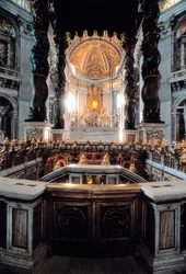 Ansicht des Baldachins des Hauptaltars, entworfen von Gian Lorenzo Bernini (Bernini), Petersdom (Basilica San Pietro) in Rom. Italien