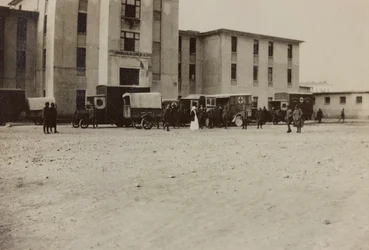 Album "Bilder des Krieges II": italienische Soldaten und Rotkreuz-Ambulanzen in Gradisca Sagrado, Gorizia, Italien (s/w Foto)