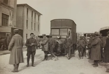 Album "Bilder des Krieges II": Italienische Soldaten in Gradisca Sagrado, Gorizia, Italien (s/w Foto)