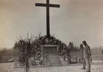 Album "Bilder des Krieges II": Kriegsdenkmal in Gradisca (s/w Foto)