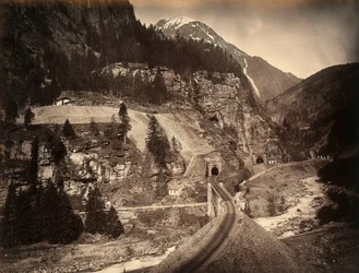 Ein Abschnitt der San-Gottardo-Eisenbahn bei Faido