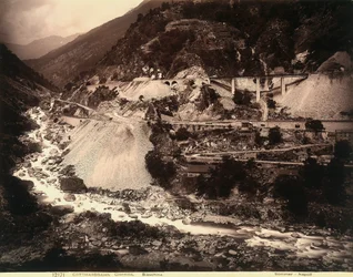 Ein Abschnitt der San-Gottardo-Eisenbahn zwischen Giornico und Biasca