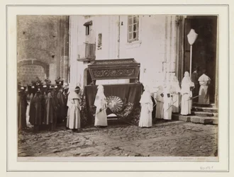 Leichenzug von Mönchen mit spitzen Mützen am Eingang einer Kirche in Italien