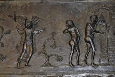 Ottonische Kunst: Adam und Eva werden aus dem Paradies vertrieben. Um 1015. Skulptur an einer der Bronzetüren des Doms St. Mariä in Hildesheim (Deutschland).
