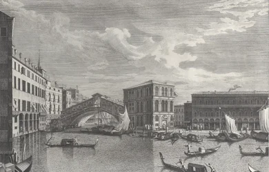 Die Rialtobrücke, Venedig, mit Booten und Gondeln im Wasser