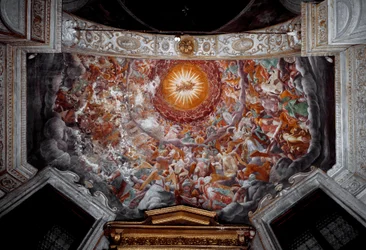 Engel in Herrlichkeit. Kuppel dekoriert mit Fresken