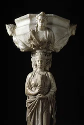 Weihwasserbecken mit den drei theologischen Tugenden und einer Schale mit den vier Kardinaltugenden