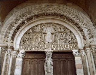 Romanische Kunst: Skulptiertes Tympanon mit der Darstellung des Jüngsten Gerichts. Skulptur des Meisters Gislebertus (ca. 1130-1140). Kathedrale Saint-Lazare (Saint-Lazare)
