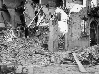 Die Bombardierungen von Sermide. Zwei Personen unter den Trümmern eines zerstörten Gebäudes