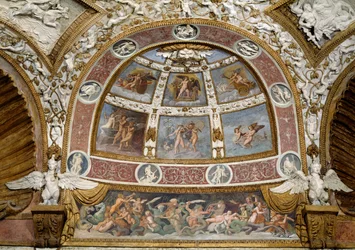 Camera delle Aquile, Detail der Decke mit einem Fries einer Schlacht zwischen Tritonen und Kentauren, einer Lünette darüber mit mythologischen Szenen und einem Rahmen aus Stuckdekoration, 1528 (Fresko und Stuck)