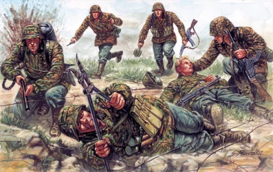 Zweiter Weltkrieg: Soldaten der Sturmtruppen, einer Eliteeinheit der deutschen Kaiserlichen Armee, einer von ihnen schneidet Stacheldraht