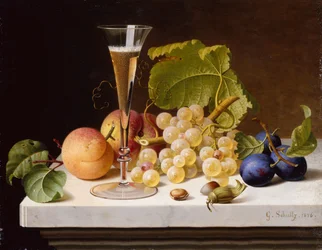 Trauben, Pfirsiche, Pflaumen, Nüsse und ein Glas Champagner auf einem Marmorsims