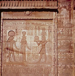 Relief mit der Darstellung eines Pharaos, der Hathor und Horus ein Opfer darbringt, aus dem römischen Geburtshaus oder Mammisi in Dendera, ca. 125 v. Chr.-60 n. Chr.