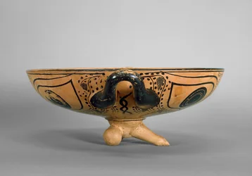 Attische schwarzfigurige Schale, dekoriert mit einem Gorgonen-Kopf-Tondo, umgeben von sechs liegenden Männern, die an einem Symposium teilnehmen, im Stil des Andokides-Malers, ca. 500 v. Chr.