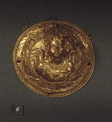 Büste des Eros, Medaillon mit Granaten verziert