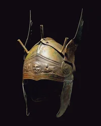 Geflügelter Helm chalkidischen Typs