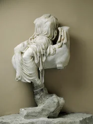 Weibliche Statue als Votivgabe, aus Sorrent