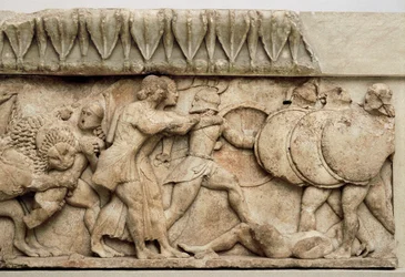 Gigantomachie: Kybelés Löwe verschlingt einen Riesen, während Apollo und Artemis gegen die Riesen kämpfen, 525 v. Chr.