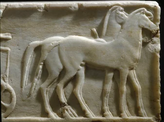 Griechische Kunst: „Pferde einer Quadriga“. Detail vom Sockel eines Kouros (Statue eines jungen Mannes). Marmorrelief. 490 v. Chr. Archäologisches Nationalmuseum, Athen