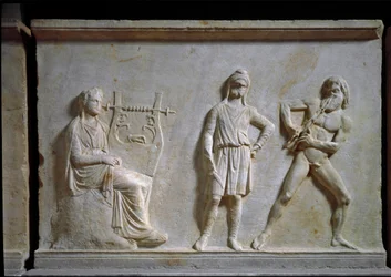 Griechische Kunst: Musikwettbewerb zwischen Apollo und Marsyas (spielend Aulos und Lyra). Flachrelief in Marmor geschnitzt, 320 v. Chr., Griechische Antike. Nationalmuseum für Archäologie, Athen (Griechenland)