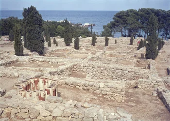 Griechische Ruinen des Hafens von Emporion