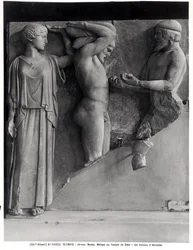 Metope X vom Tempel des Zeus, Herkules erhält die goldenen Äpfel der Hesperiden von Atlas, während Minerva ein Kissen auf seinen Kopf legt