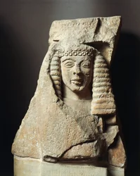 Metopenfragment mit weiblicher Figur, aus Mykene, Griechenland, 7. Jahrhundert v. Chr. (Kalkstein)