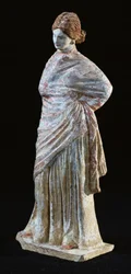 Statuette einer Frau in drapierter Kleidung aus Tanagra, Böotien