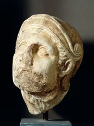 Kopf eines Kriegers von Skopas (340-420 v. Chr.) von der Front des Tempels der Athena Alea in Tegea, 4. Jahrhundert v. Chr.