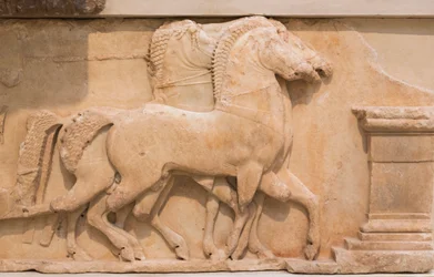 Vier Pferde (Quadriga), die einen Streitwagen ziehen, vom südlichen Fries des Schatzhauses der Siphnier, erbaut ca. 530-480 v. Chr.