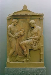 Grabstele mit Darstellung einer Magd, die einem sitzenden Frau ein Baby reicht