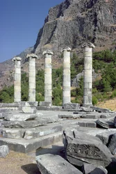 Ruinen und Akropolis-Felsen im Tempel der Athena Polia, Mitte des 4. Jahrhunderts v. Chr.