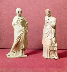 Zwei Statuen stehender Frauen, aus Tanagra, ca. 350 v. Chr.