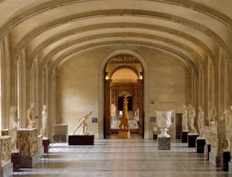 Ansicht des Daru-Raums des Louvre-Museums: Stücke griechischer und römischer Antike aus der Borghese-Sammlung. Paris