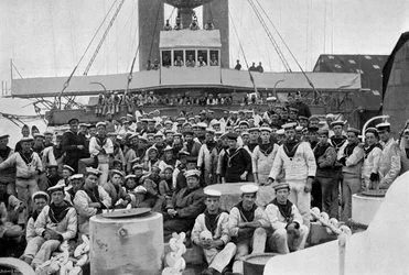 Auf dem Vorschiff der HMS Royal Sovereign, 1895