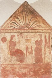 Bemalte Grabstele zeigt eine Frau auf einem Thron sitzend beim Spinnen