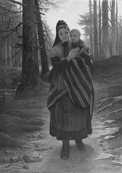 Mutter und Kind auf einem bewaldeten Pfad