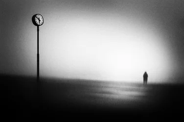 Einsame Figur Zeitlose Uhr