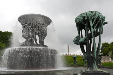 Brunnen und „Mädchen im Baum“-Skulptur im Frogner Park, Oslo, Norwegen